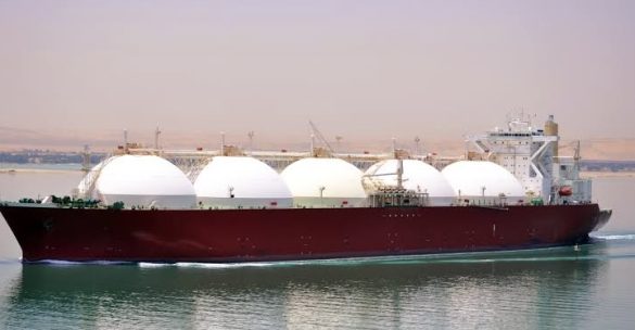 Natural gas facility with pipes and LNG tanks in operation